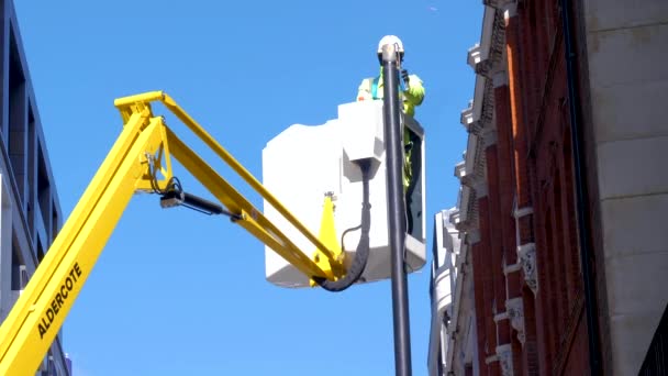 Elektriker Befestigt Lichtmast Rathbone Place London Tottenham Court Station Rathbone — Stockvideo