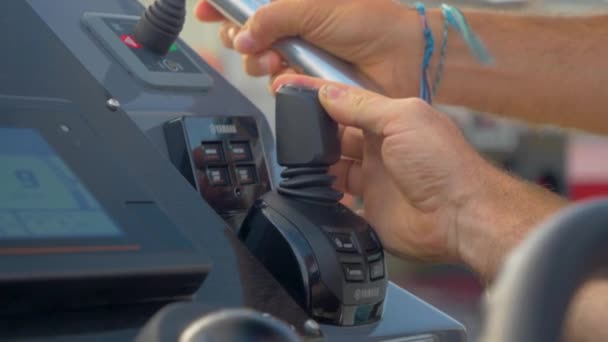 Dashboard Van Een Speedboot Navigeren Slow Motion Close Nieuwe Joystick — Stockvideo