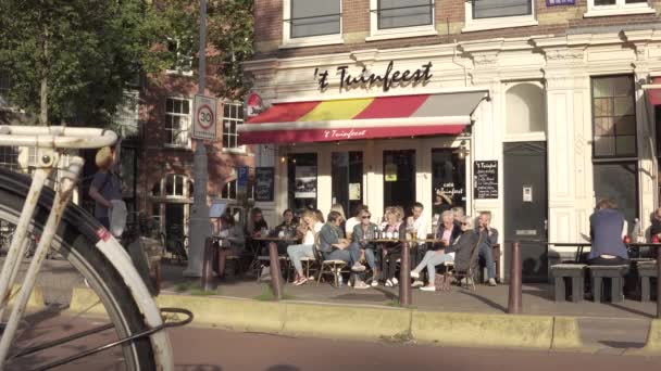 Ludzie Siedzący Małej Kawiarni Słoneczny Dzień Amsterdamie Holandia — Wideo stockowe