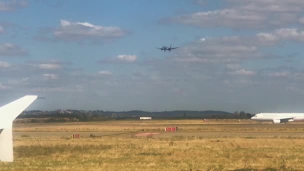 フランス空港の飛行機着陸 — ストック動画