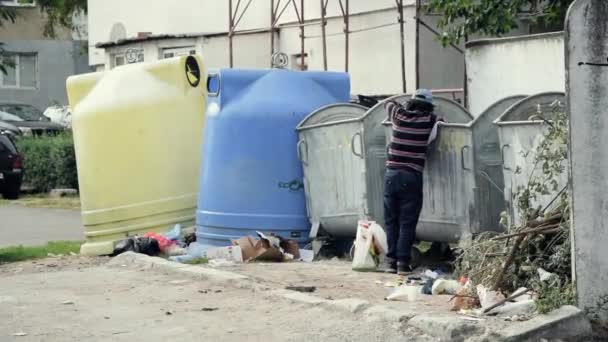 Sem Abrigo Procura Comida Caixote Lixo Pobre Homem Vasculhar Caixote — Vídeo de Stock