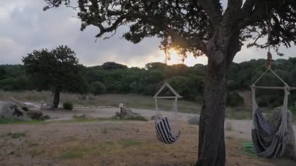 Два Гамака Свисающие Дерева Дикой Местности Сардинии Восходящим Солнцем Позади — стоковое видео
