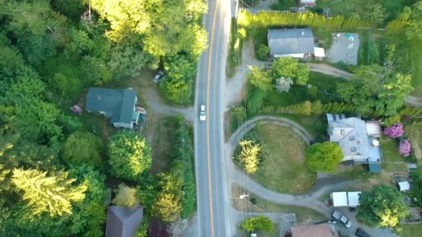 Drone Disparado Sobre Pequena Cidade Com Casas Estradas Lago Montanhas — Vídeo de Stock