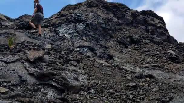 Caminata Largo Del Volcán Inactivo Visitando Garganta Del Cráter Que — Vídeo de stock
