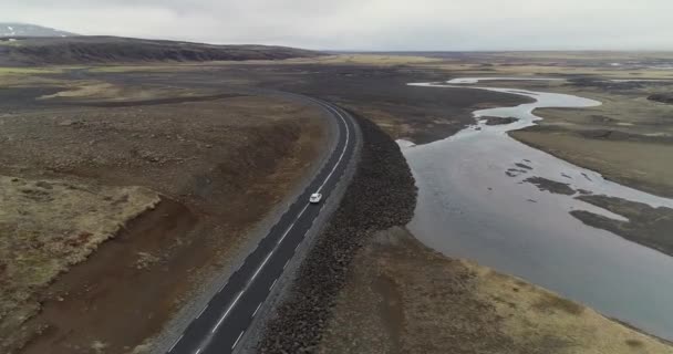 Luchtfoto Tilt Car Rijden Tussen Een Berg Een Rivier — Stockvideo