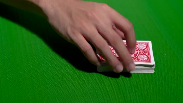 Řezání Balíček Hrací Karty Zhruba Polovinu Dvakrát Pokerovém Stole — Stock video