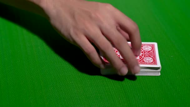 Découpe Jeu Cartes Environ Moitié Pendant Deux Fois Sur Une — Video