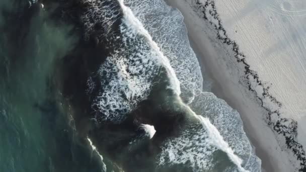 Drone Aéreo Hasselblad Filmagem Girando Sobre Ondas Oceano Azul Praia — Vídeo de Stock