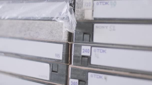 Oude Vhs Tapes Close Met Camerabeweging — Stockvideo