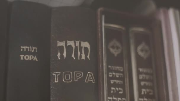 Κινηματογραφική Λήψη Των Εβραϊκών Βιβλίων Του Τόρα Ένα Ράφι Κοντά — Αρχείο Βίντεο