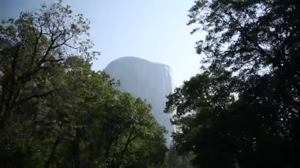 Подорожуючи Долиною Йосемітського Національного Парку — стокове відео