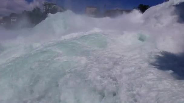 Zbliżenie Przodu Potężnego Wodospadu Doświadczającego Ogromnej Mocy Wody — Wideo stockowe