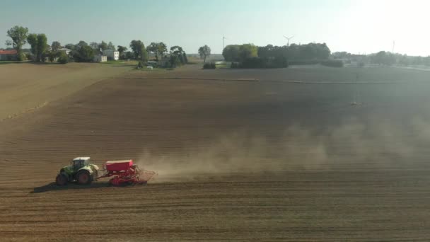 Luftaufnahmen Einer Nähmaschine Die Von Einem Modernen Traktor Gezogen Wird — Stockvideo