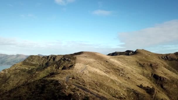 Drone Beelden Bluff Point Banks Peninsula Nieuw Zeeland Vliegen Naar — Stockvideo