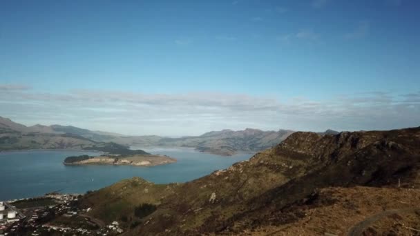 Spinning Drone Footage Bluff Point Banks Peninsula Zéland Lyttelton Kikötőjére — Stock videók