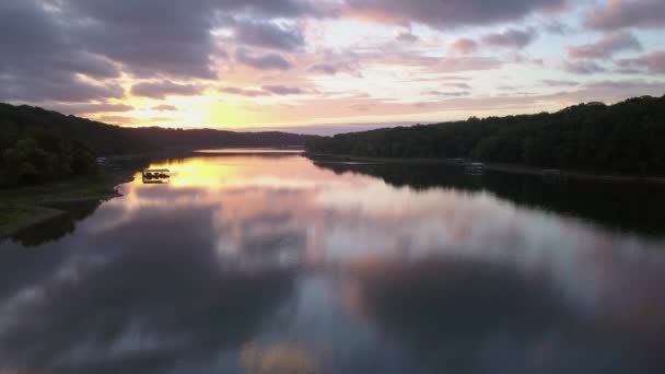 湖の上の日の出の反射 — ストック動画