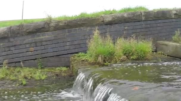 Damm Vattenväg Med Rinnande Vatten Bakgrunden — Stockvideo