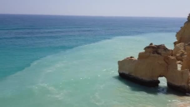 Vista Alta Para Pessoas Uma Praia Algarve — Vídeo de Stock