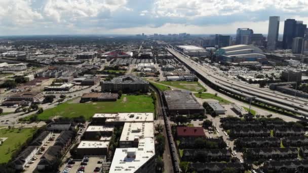 Flygdrönarbilder Pan Höger Staden Houston Skyline Rörligt Tåg Hwy Och — Stockvideo