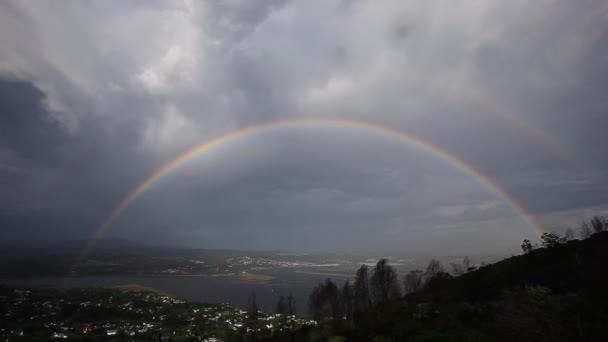 Szivárvány Terjed Knysna Torkolatán Városon Esőzés Idején Télen Dél Afrika — Stock videók