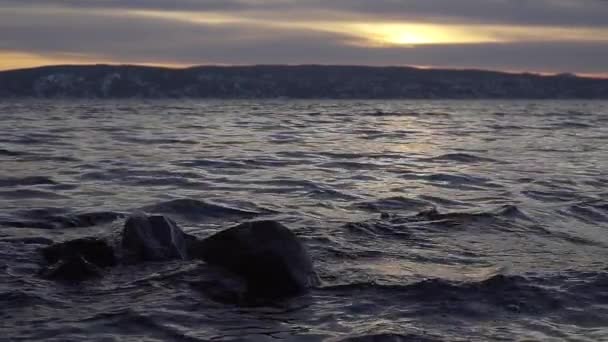 Σκοτεινή Αργή Κίνηση Της Θάλασσας Κύματα Και Ηλιοβασίλεμα — Αρχείο Βίντεο