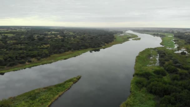 4K航拍 飞越绿宽渡河湿地 — 图库视频影像