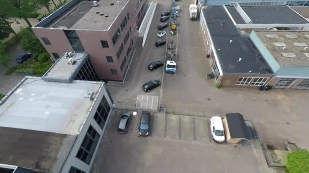 工業地帯の駐車中の車の上を飛ぶドローン — ストック動画