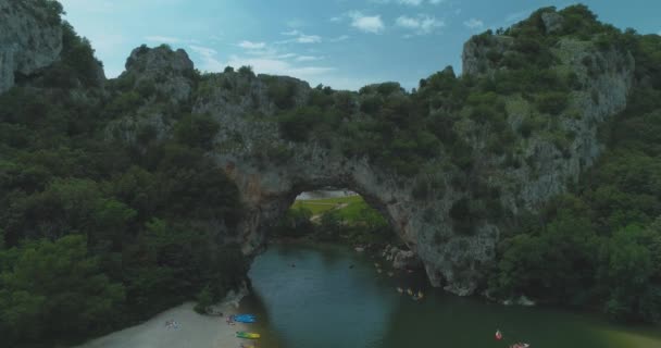 Στενή Προσέγγιση Και Πτήση Μέσω Pont Arc Στη Νότια Γαλλία — Αρχείο Βίντεο