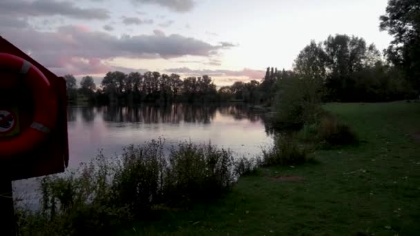 Tiro Panorámico Anillo Vida Junto Lago Que Resalta Peligro Para — Vídeos de Stock