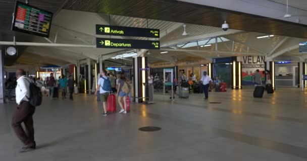 马尔代夫机场内部的右盘 — 图库视频影像