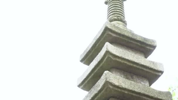 日本雕塑在被炸飞的天空前 — 图库视频影像