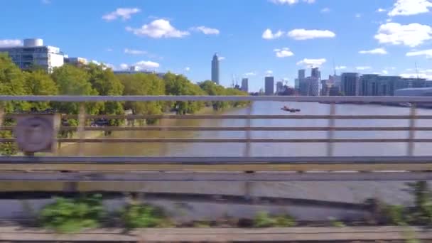 Traverser Tamise Sur Pont Battersea Bark Vue Sur Londres Skyline — Video