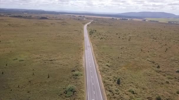 Auto Che Sorpassa Una Lunga Strada Aperta Circondata Campi Aperti — Video Stock