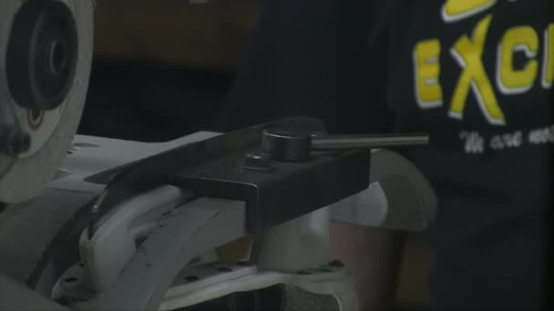 Clipe Segundos Ice Skates Sendo Afiado Faíscas Voando — Vídeo de Stock