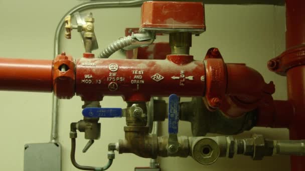 Byggnad Med Red Water Pump — Stockvideo