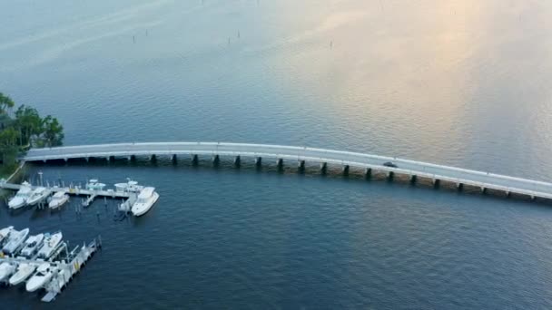 Aerial Von Einer Brücke Miami Über Dem Wasser — Stockvideo