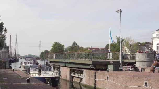 Boten Verplaatsen Zich Naar Watersluis Van Een Klein Dorp Nederlanden — Stockvideo