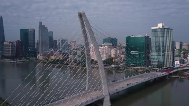 Drone Baan Vliegen Rond Een Grote Hangbrug Rivier Met Blauwe — Stockvideo