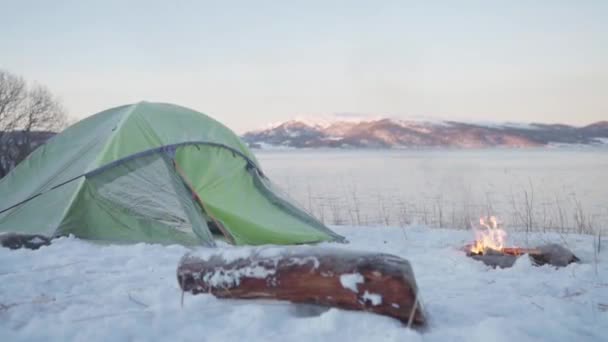 Feu Camp Devant Tente Camping Avec Vue Sur Lac Montagne — Video