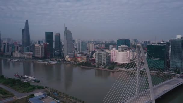 Órbita Drones Voando Torno Uma Grande Ponte Suspensa Sobre Rio — Vídeo de Stock