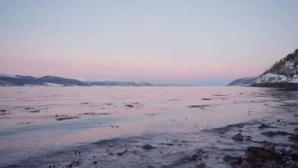 Stille Strand Med Smukke Snedækkede Bjerge Baggrunden Bredt Skud – Stock-video