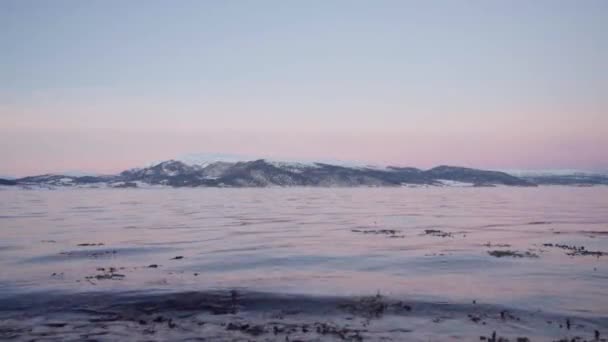 Atardecer Invierno Sobre Fiordo Ondulante Con Nevada Montaña Fondo Indre — Vídeos de Stock