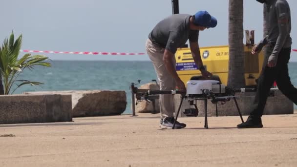 泰国男子在Mae Ram Phueng海滩的隔离区操作多转子无人机无人机 以检查受泰国Rayong溢油影响的海面 — 图库视频影像