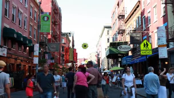 纽约市曼哈顿小意大利街区繁忙的旅游街 — 图库视频影像
