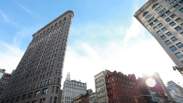 纽约市曼哈顿第五大街的平铁大厦的天际线 — 图库视频影像