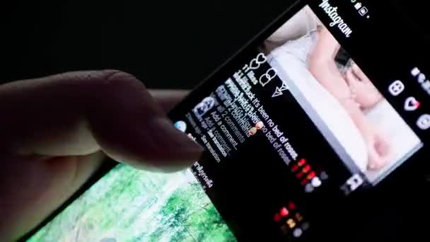 Мужчина Прокручивает Пальцем Приложении Instagram Социальной Сети Смартфона Online Technology — стоковое видео