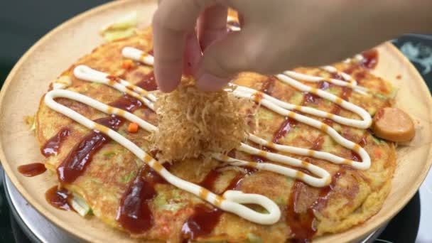 Colocando Peixe Seco Japonês Okonomiyaki Pizza Japonesa — Vídeo de Stock