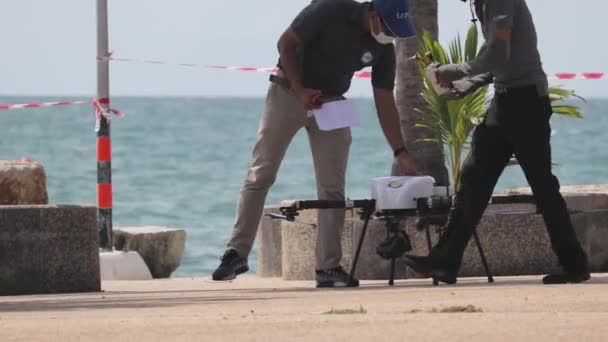 Multi Rotor Uas Drone Shore Los Hombres Comprueban Equipo Drones — Vídeo de stock