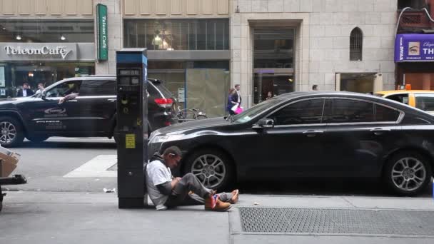 Sem Abrigo Sentado Rua Manhattan Nova Iorque — Vídeo de Stock