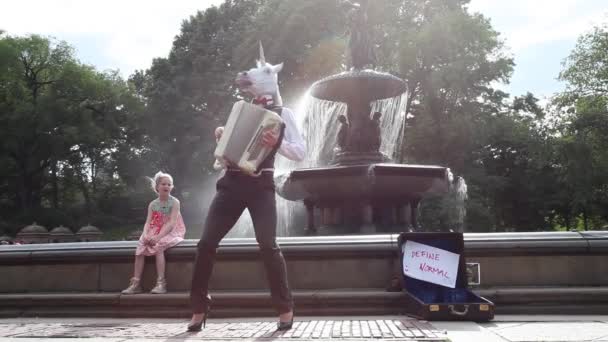 Músico Tocando Acordeón Bethesda Fountain Central Park — Vídeos de Stock